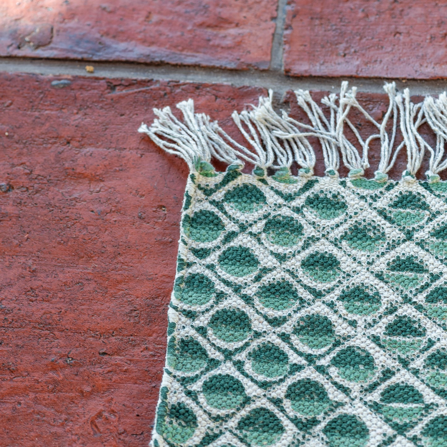 constance-and-denny-dhurrie-rug-green-circles-detail