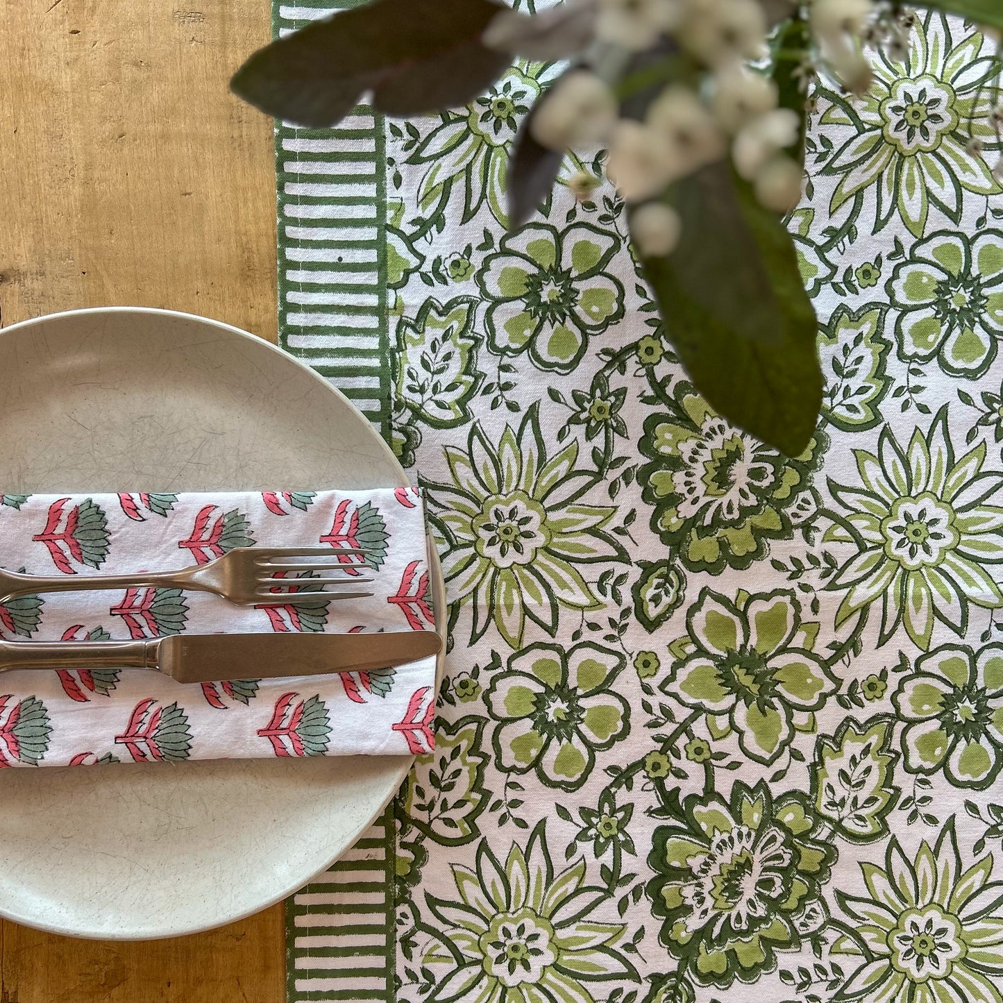 constance-and-denny-meadow-green-table-runner-lotus-napkin