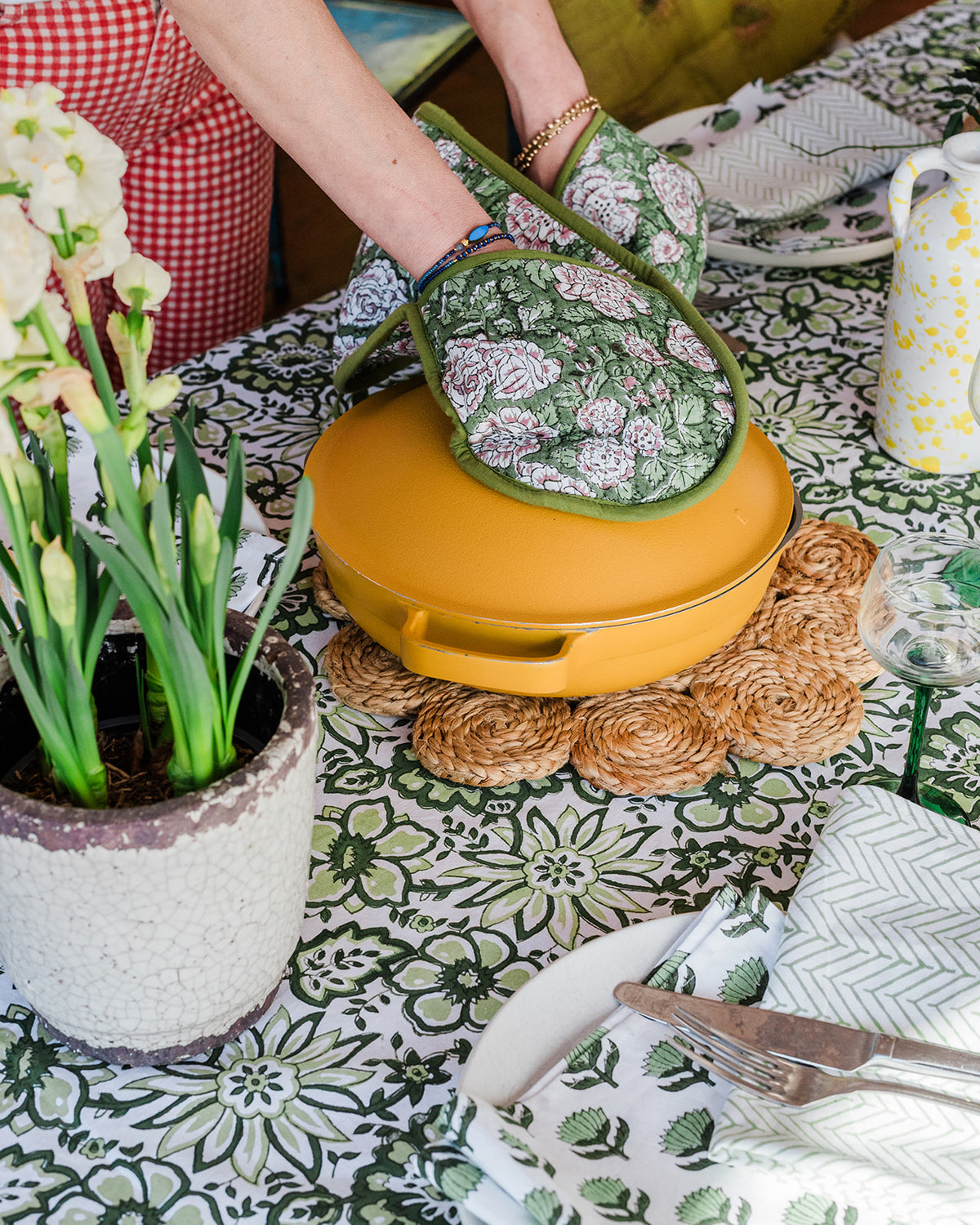 meadow-tablecloth-green-block-printed-fresh-8-seat-table-oven-glove