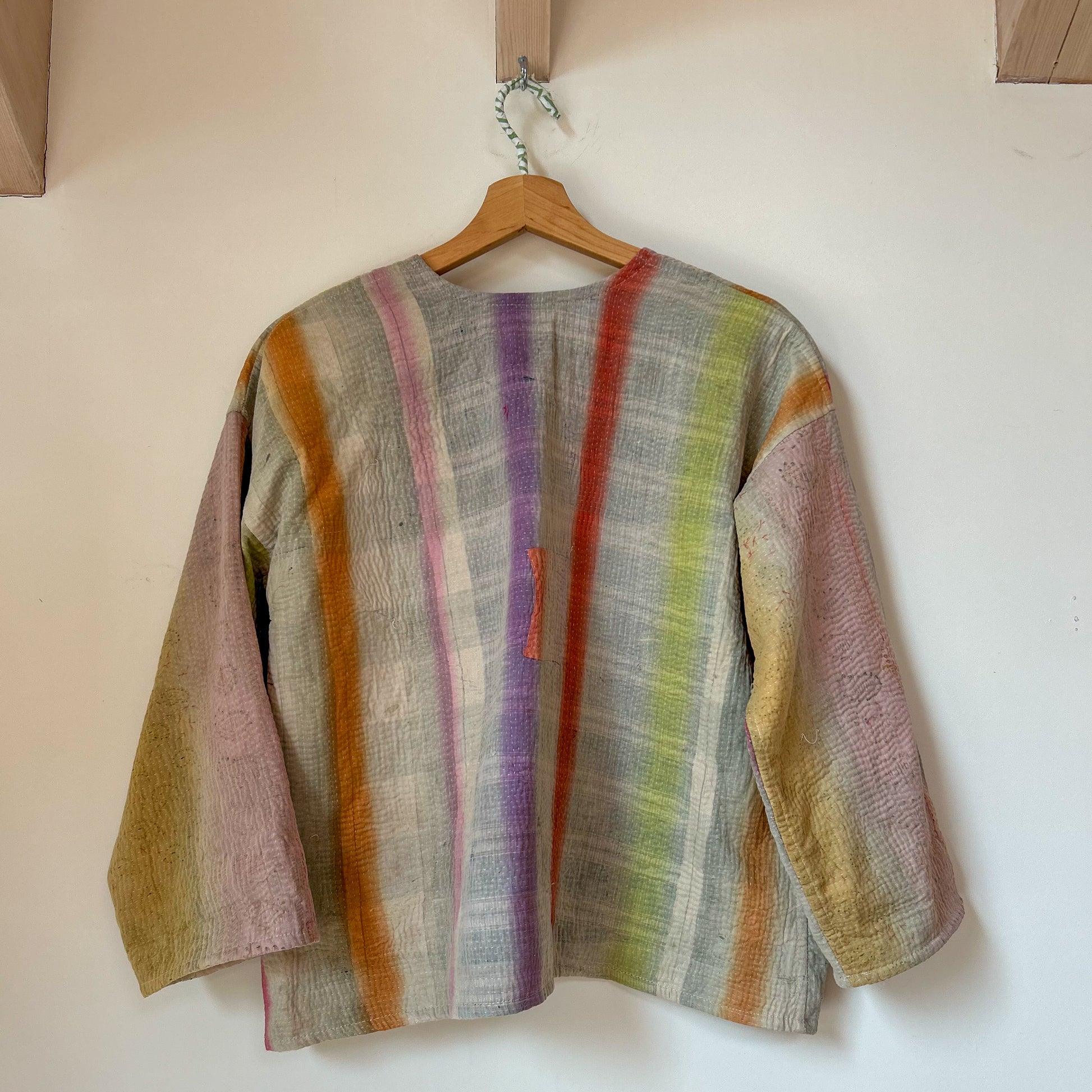 kantha-vintage-jacket-13-handmade-clothing-constance-and-denny-cotton-women-pink-white-shortjacket-reverse