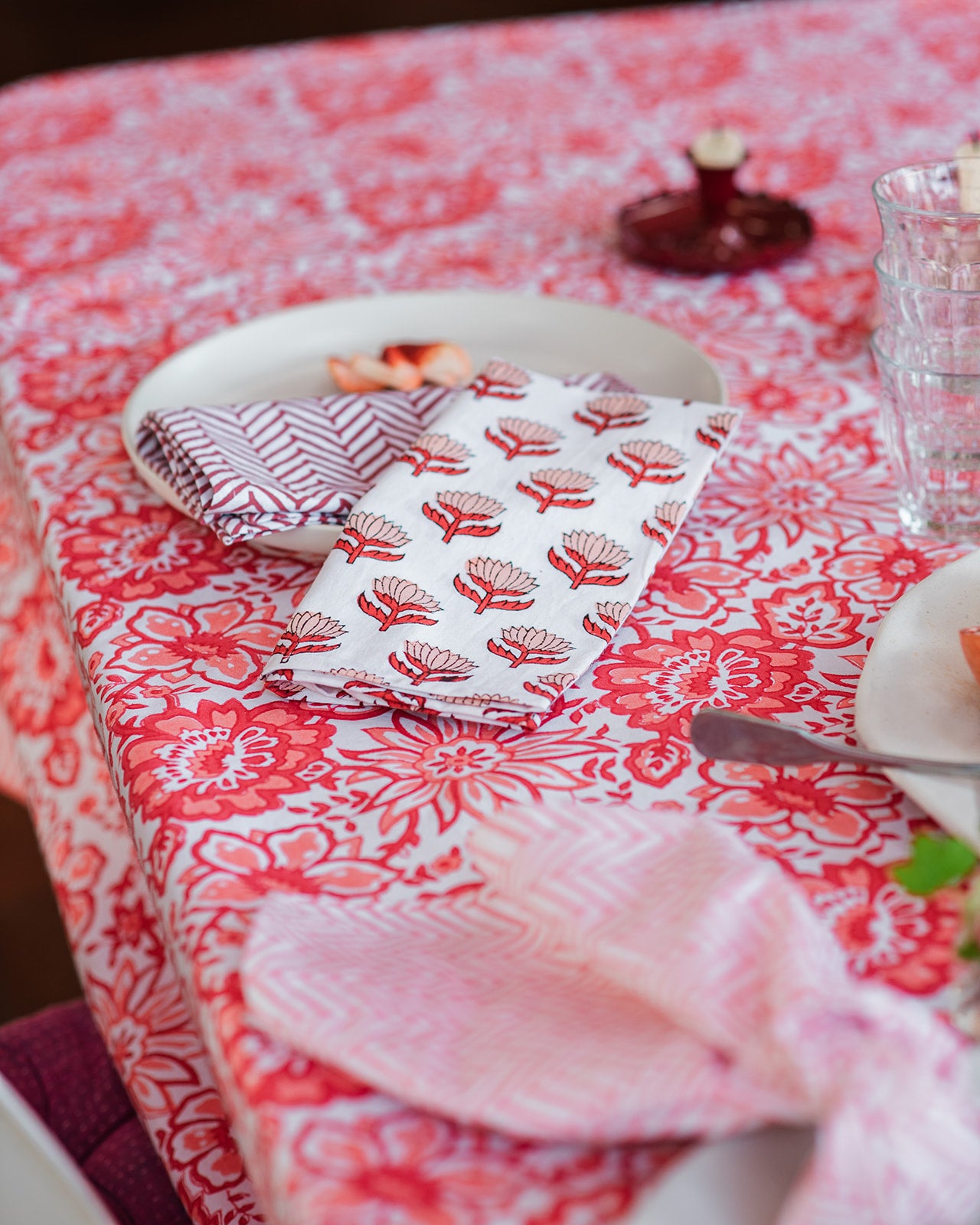 constance-and-denny-coral-meadow-tablescape-tablecloth-dressed-table-napkins