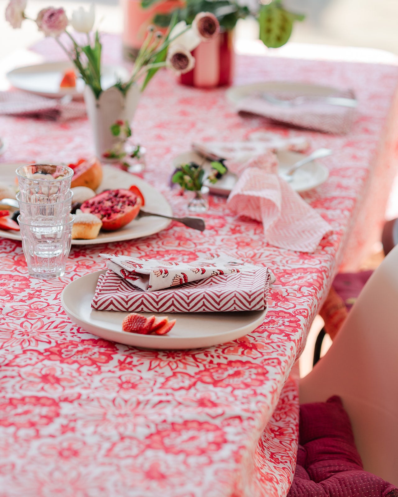 constance-and-denny-coral-meadow-tablescape-tablecloth-dressed-table-place-setting