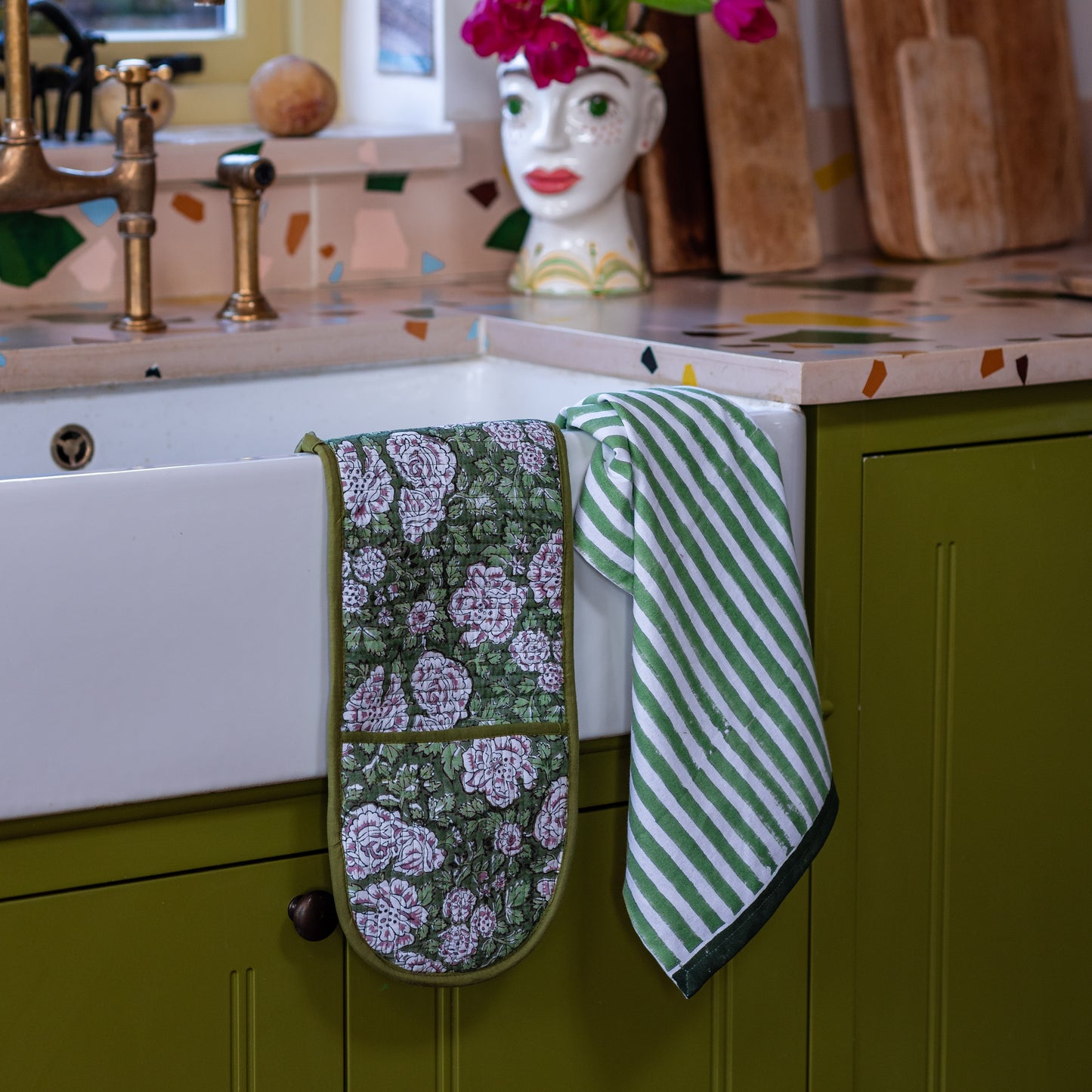 constance-and-denny-oven-glove-in-bloom-green-sink-tea-towel