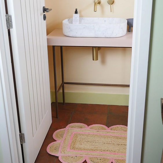 constance-and-denny-jute-scalloped-mat-hand-made-rug-pink-detail-bathroom