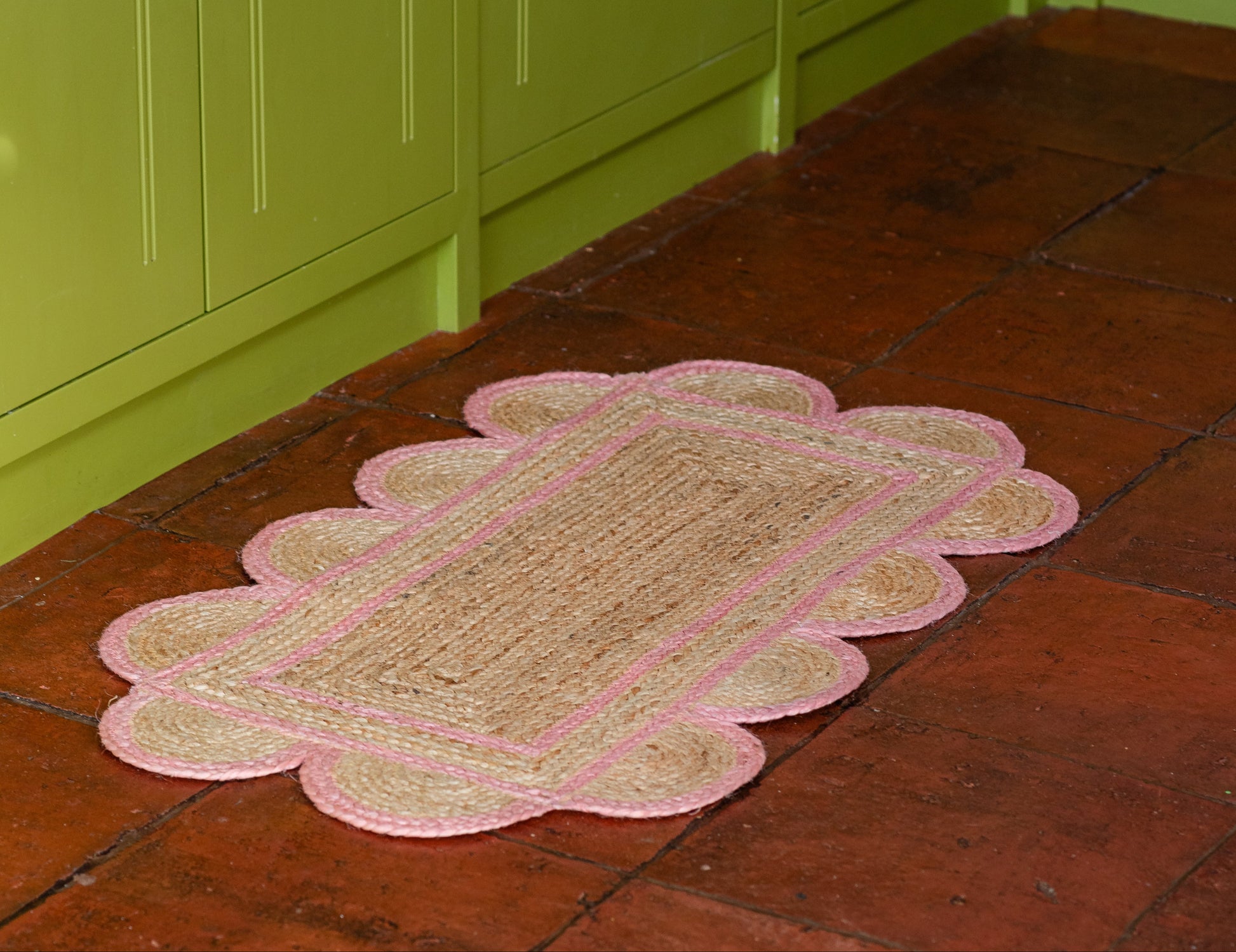 constance-and-denny-jute-scalloped-mat-hand-made-pink