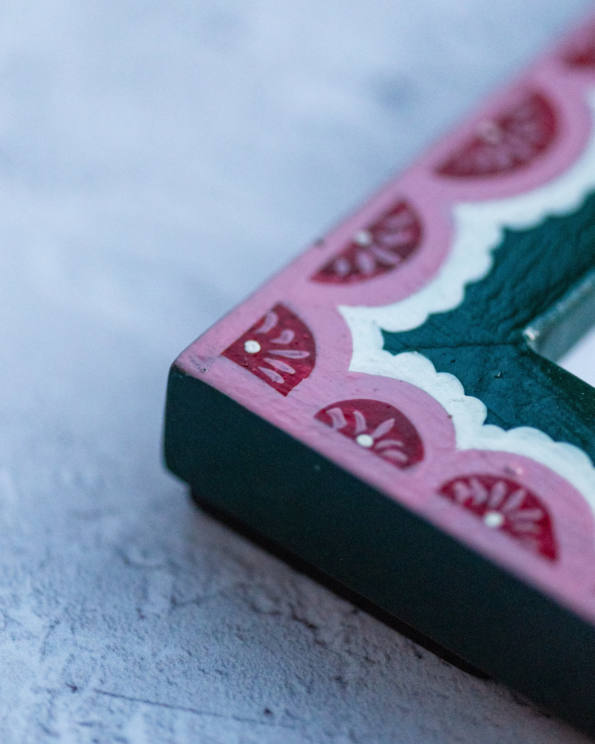 picture-frame-hand-painted-scalloped-detail