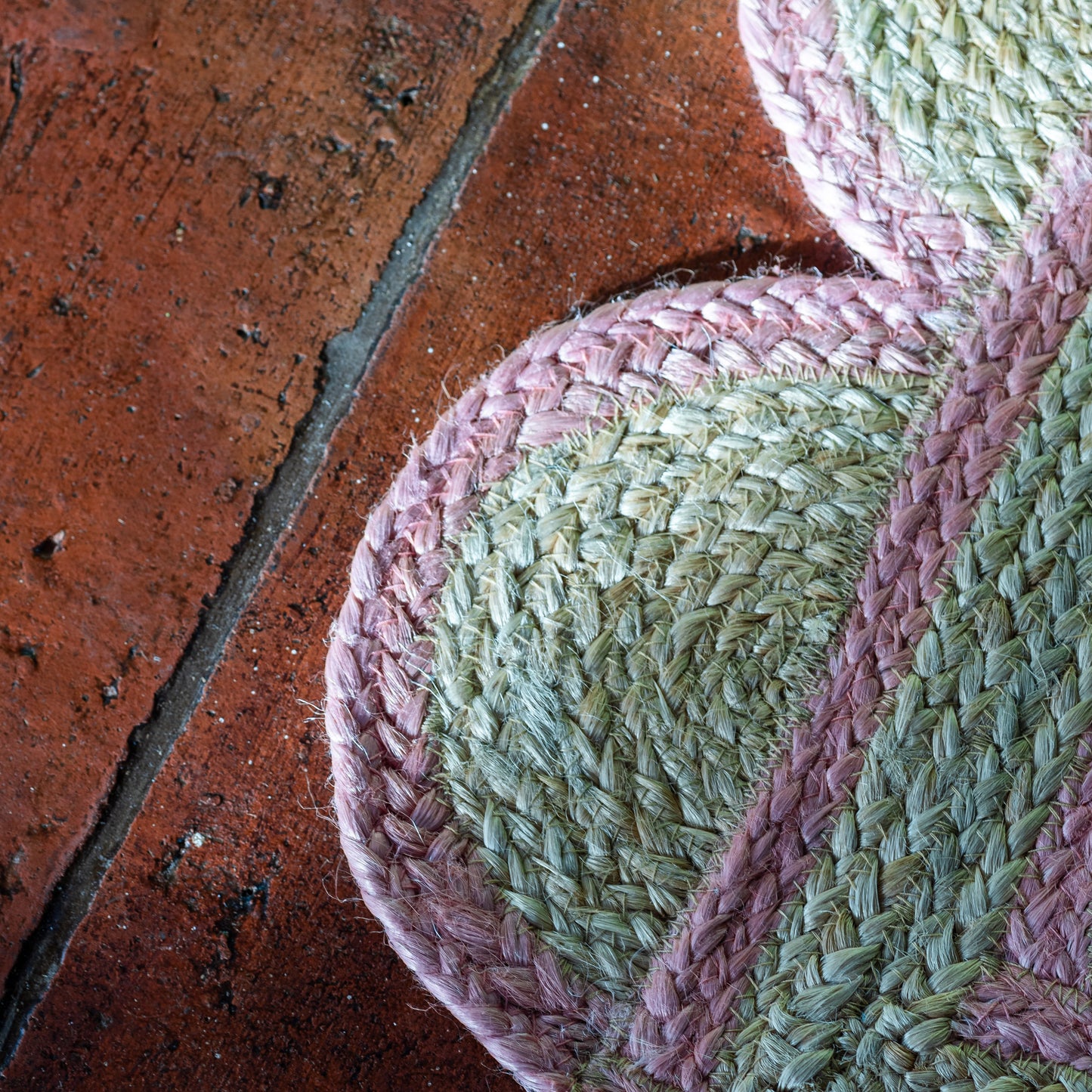 constance-and-denny-jute-scalloped-mat-hand-made-rug-pink-detail