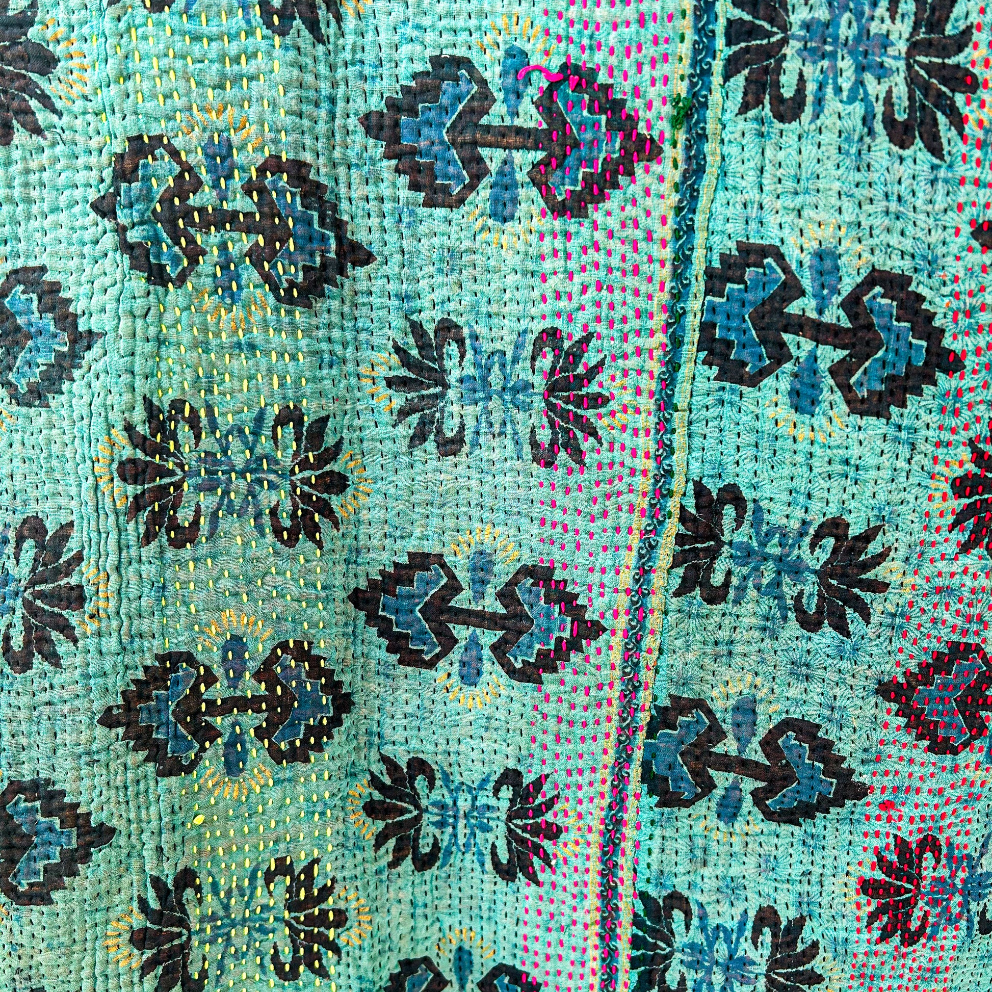 hanging-vintage-kantha-dark-bright-stiching-1097-blue-detail